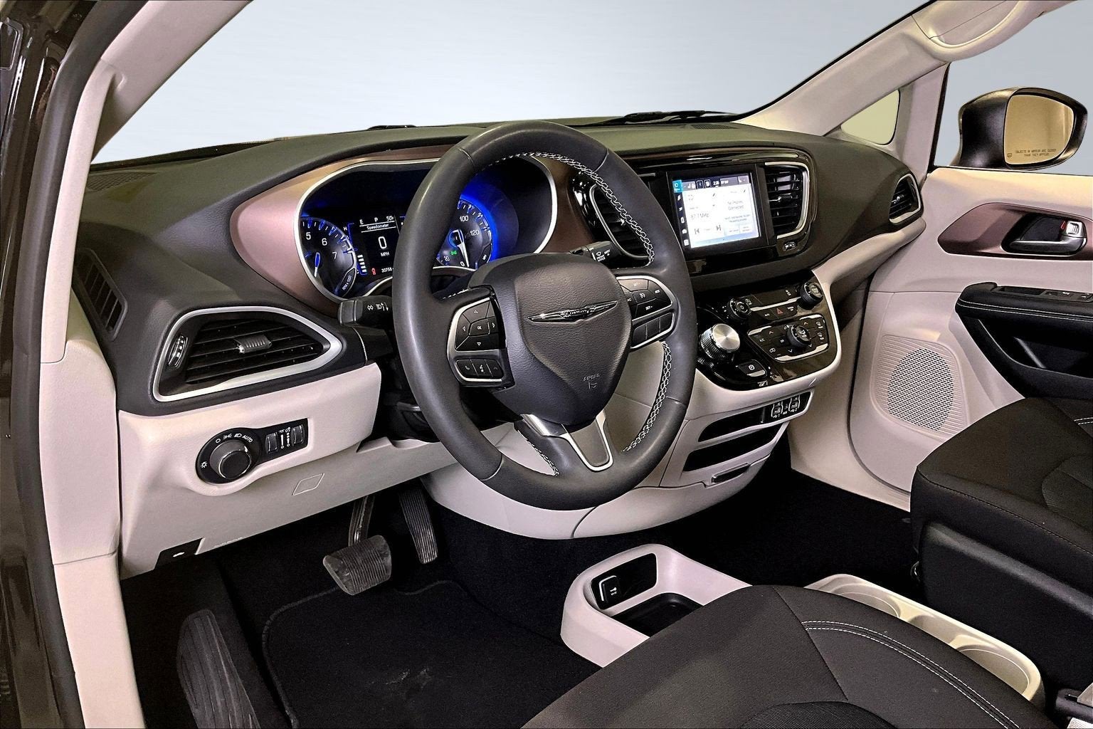 2024 Chrysler Voyager LX