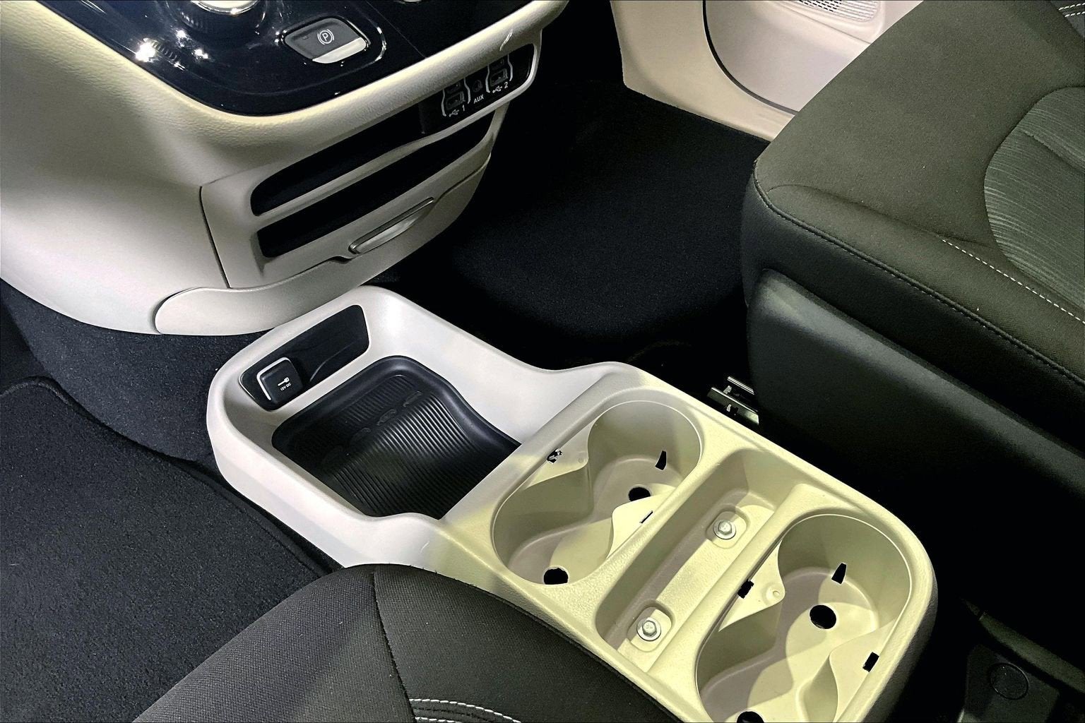 2024 Chrysler Voyager LX