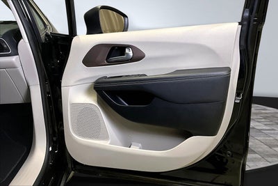 2024 Chrysler Voyager LX