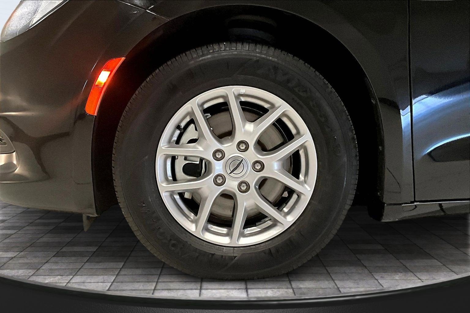 2024 Chrysler Voyager LX